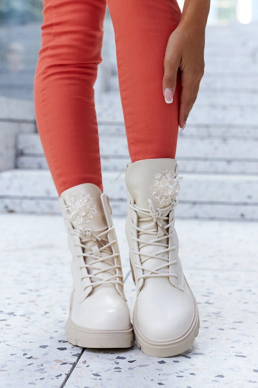 Botins bege com contas decorativas...