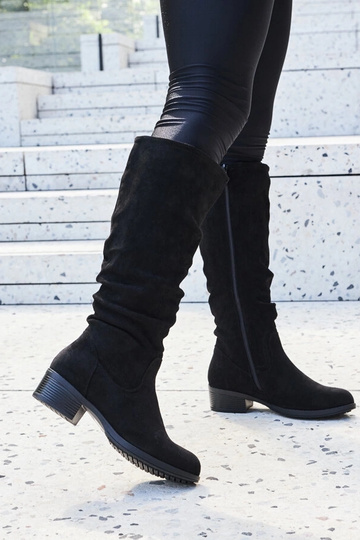 Botas de camurça pretas...