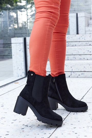 Botas isoladas pretas de...