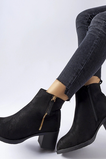 Botas pretas com isolamento...