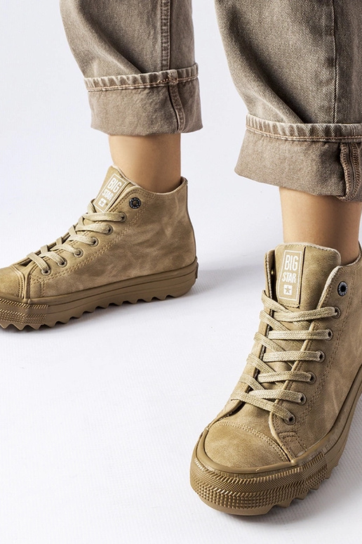 Tênis bege com isolamento Big Star...