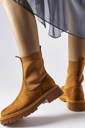 Botas de camurça marrons...