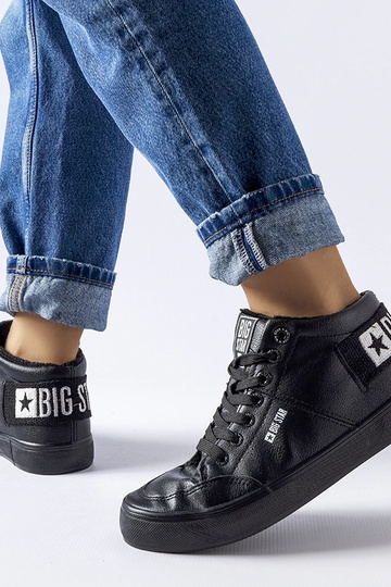 Tênis preto com isolamento... 2