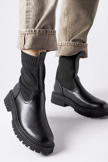 Botas de cano curto pretas...