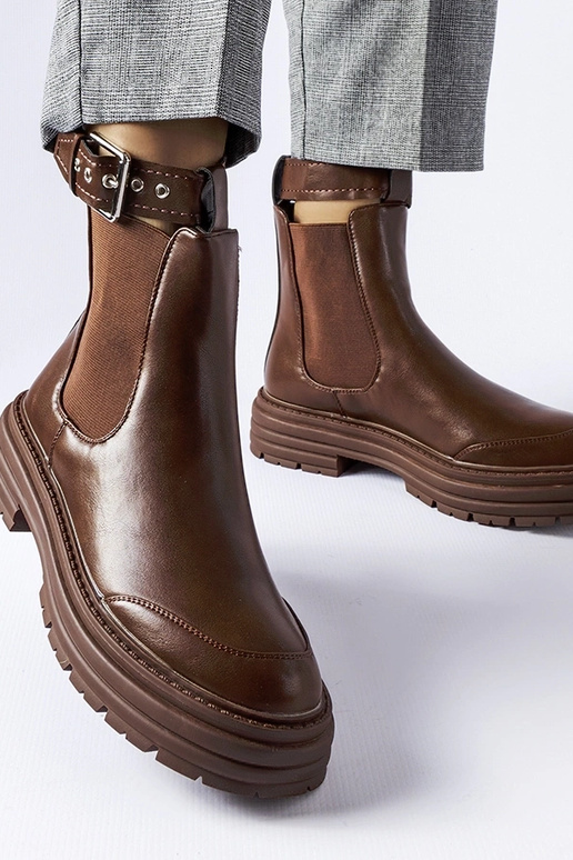 Botins castanhos com fecho decorativo...