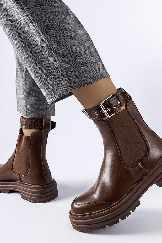 Botins castanhos com fecho decorativo...