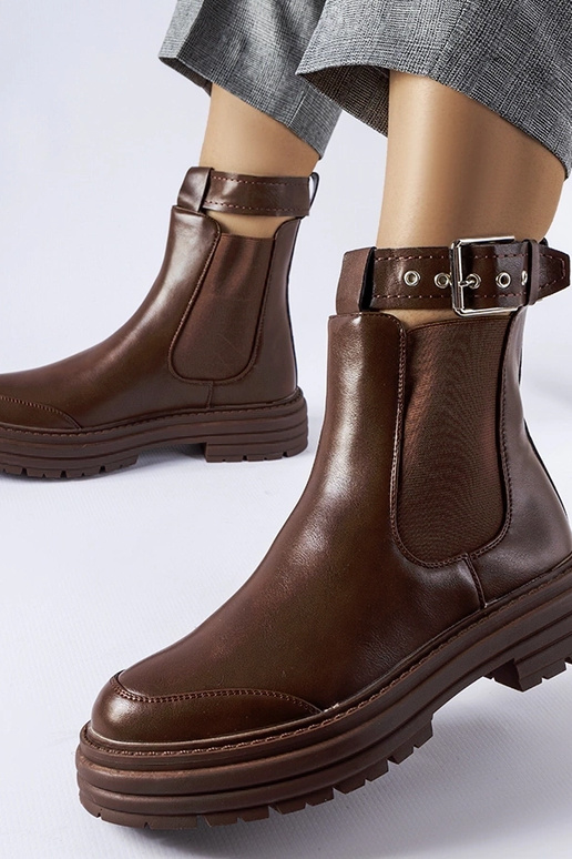 Botins castanhos com fecho decorativo...
