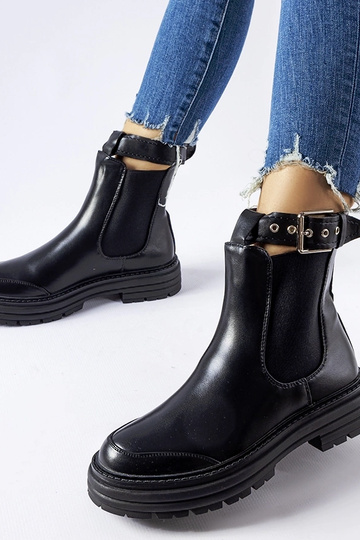 Botins pretos com fecho...