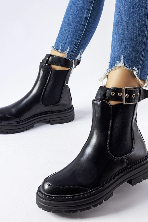 Botins pretos com fecho decorativo...