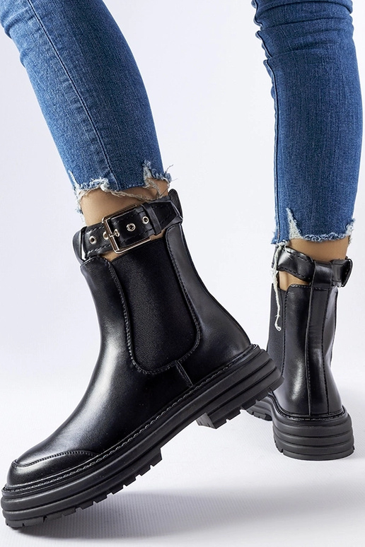 Botins pretos com fecho decorativo...