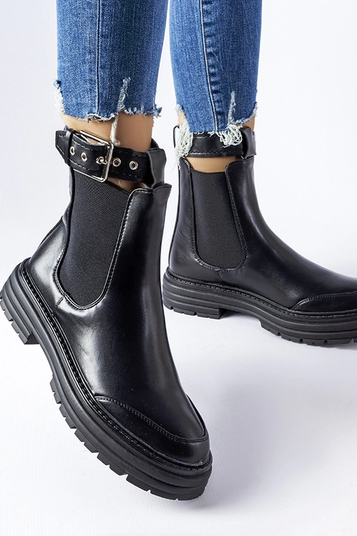 Botins pretos com fecho decorativo...