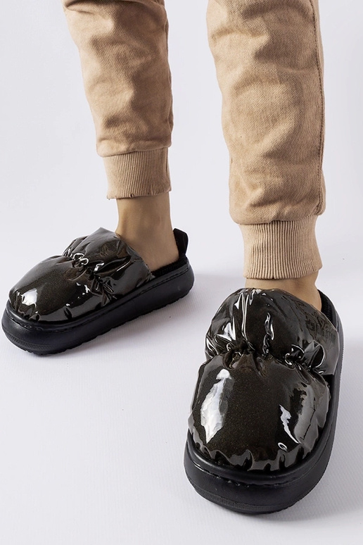 Chinelos pretos com isolamento Big...