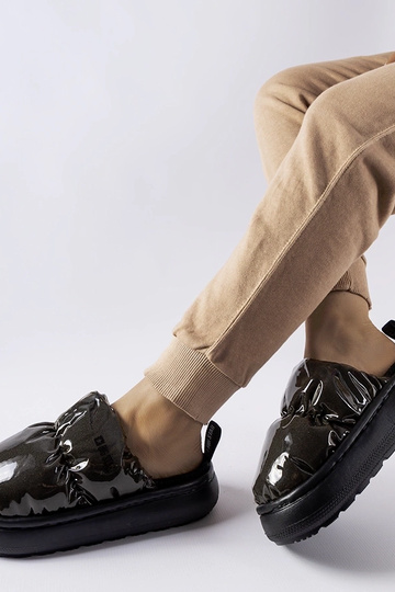 Chinelos pretos com... 2