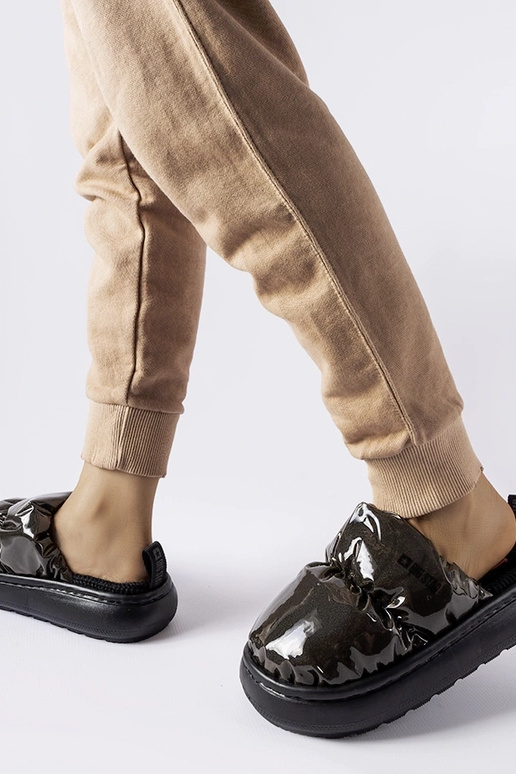 Chinelos pretos com isolamento Big...