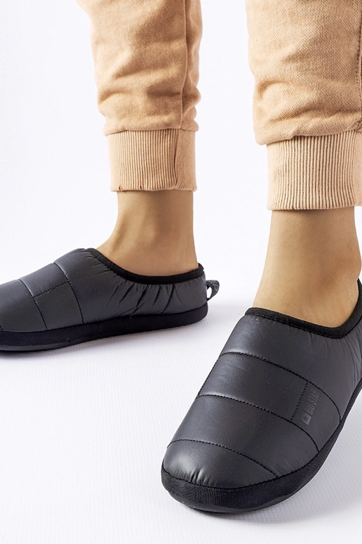 Chinelos pretos com isolamento Big...