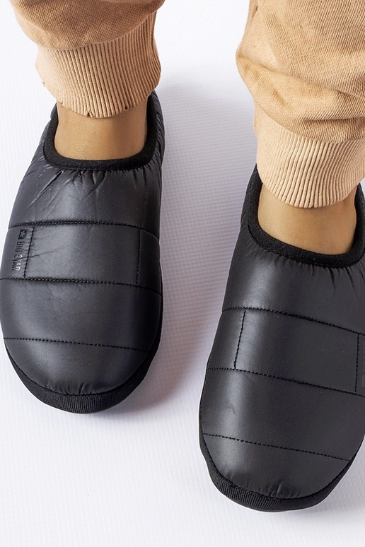 Chinelos pretos com isolamento Big...