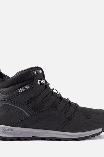 Botas pretas com isolamento...