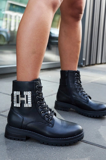 Bolsa preta com zircões...