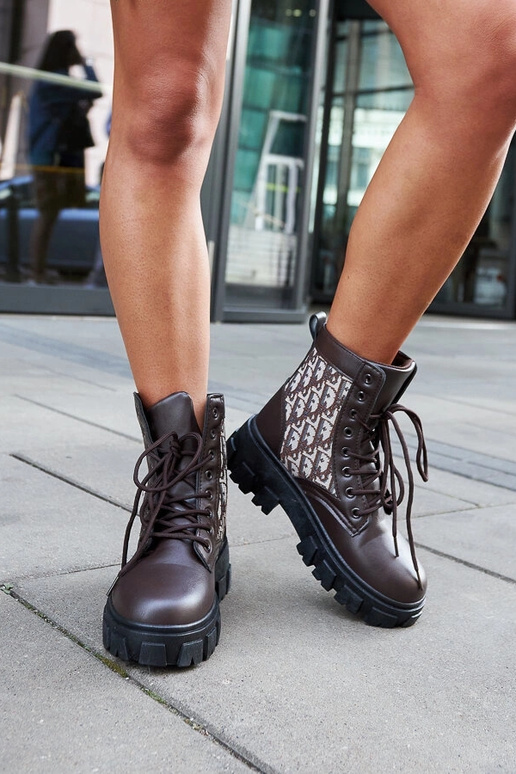 Botins castanhos com letras...