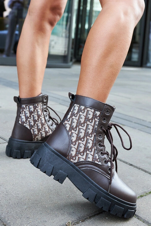 Botins castanhos com letras...