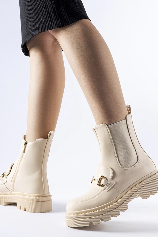 Botins bege com protetor visível...