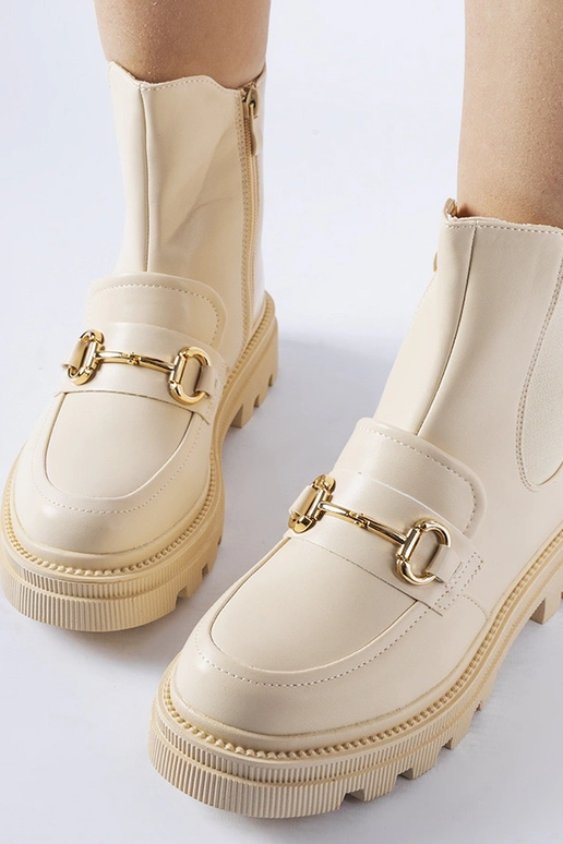 Botins bege com protetor visível...