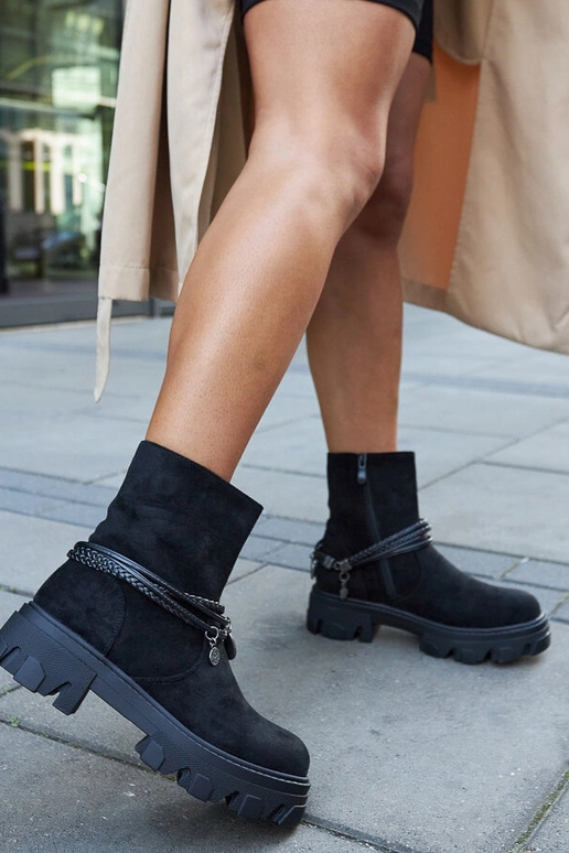 Botas pretas com bracelete...