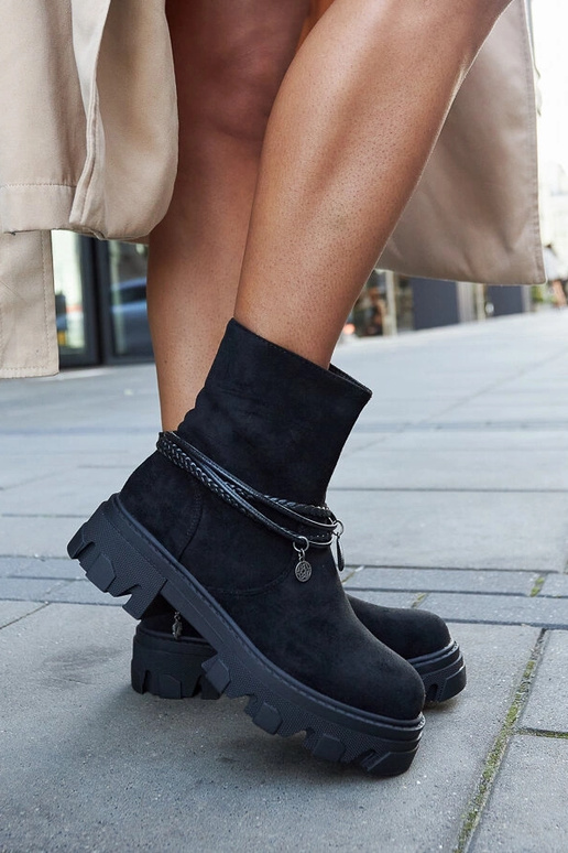 Botas pretas com bracelete...