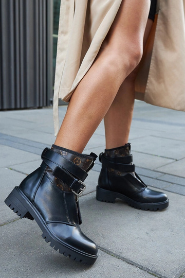 Botins pretos com tira decorativa Domus