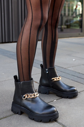 Botins pretos com corrente...