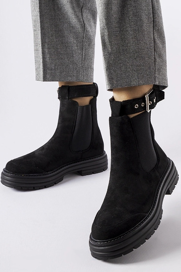 Botins pretos com fecho...