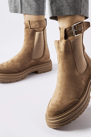 Botins castanhos com fecho...