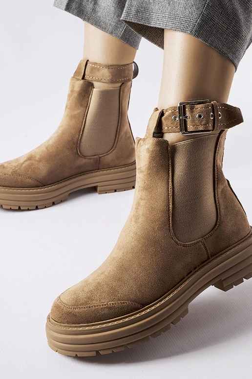 Botins castanhos com fecho decorativo...