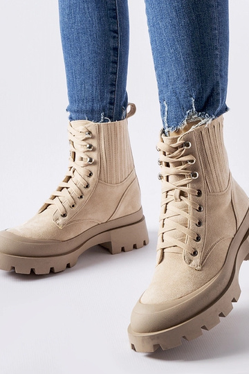 Botas em tom de areia de...