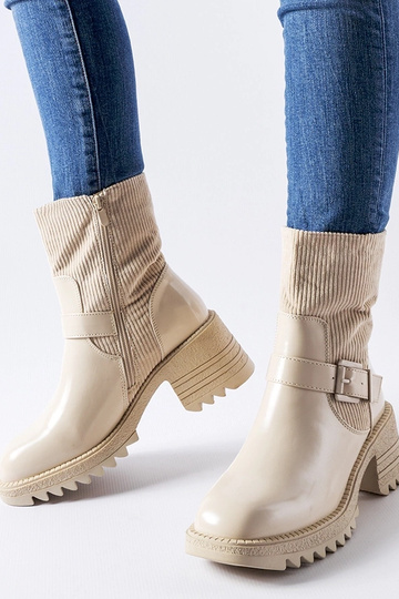Botins bege com salto grosso da Castelvetrano