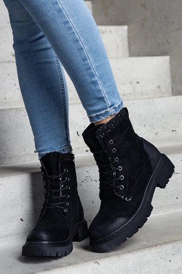 Botins pretos com apliques... 2