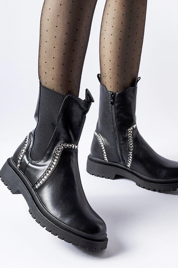 Botins pretos decorados com...