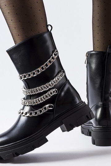 Botins pretos com correntes...