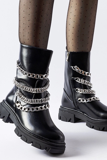 Botins pretos com correntes... 2