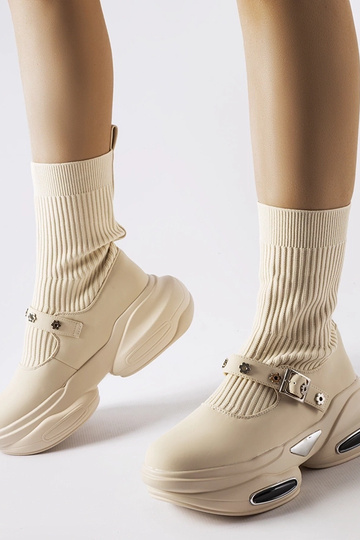 Botas creme com cano curto e cabedal em meia da Ivana