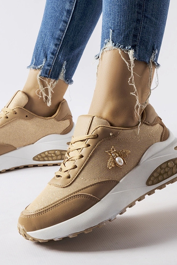 Tênis marrom e branco com...