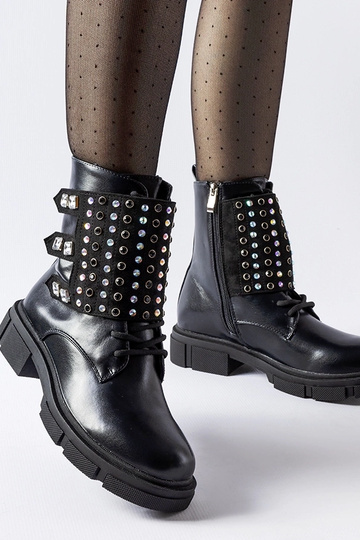 Botins pretos decorados com...