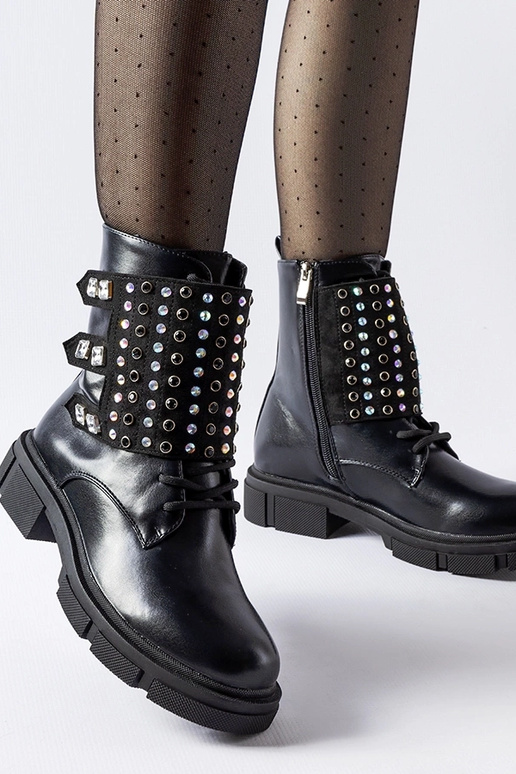Botins pretos decorados com zircões...