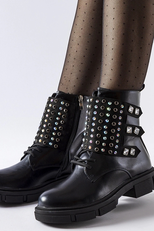 Botins pretos decorados com zircões...