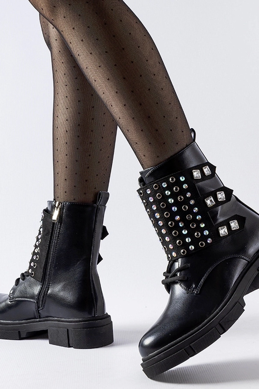 Botins pretos decorados com zircões...