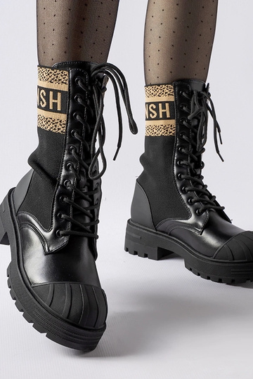 Botas pretas com letras...