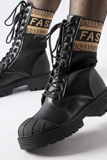 Botas pretas com letras... 2