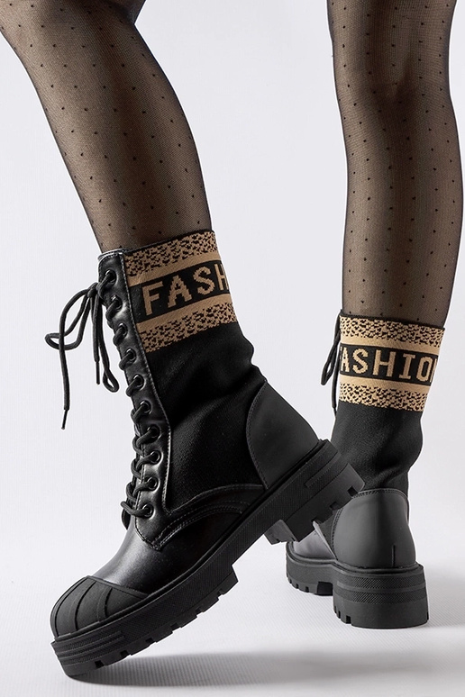 Botas pretas com letras marrons Daria
