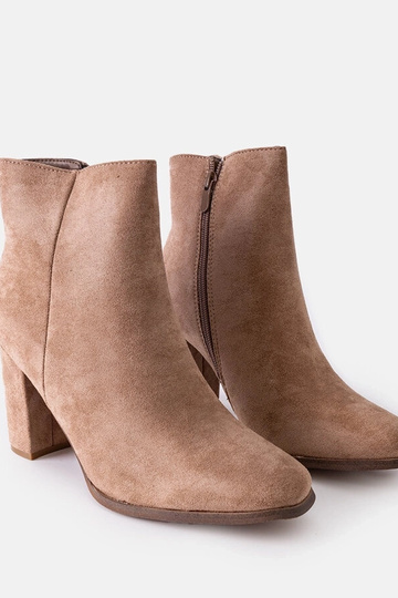 Botins isolados bege com salto Torricelli