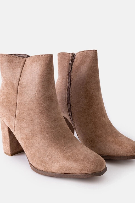 Botins isolados bege com salto...